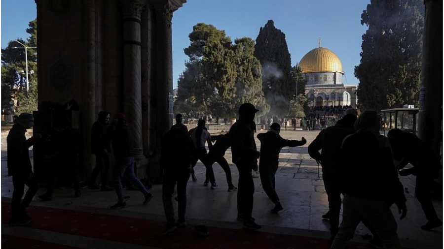 27 جريحا في صدامات جديدة في باحة المسجد الأقصى